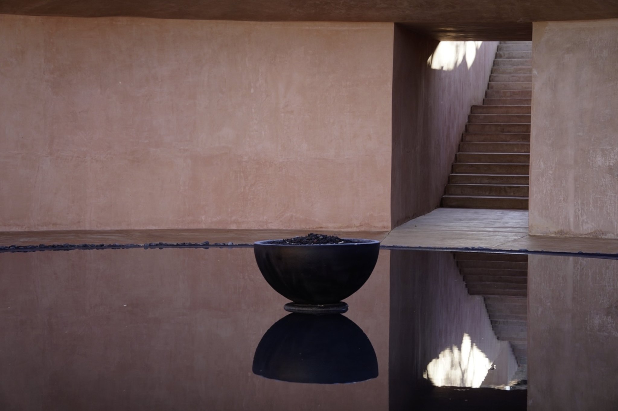 Chimenea y escalera en el salón de muros rosados