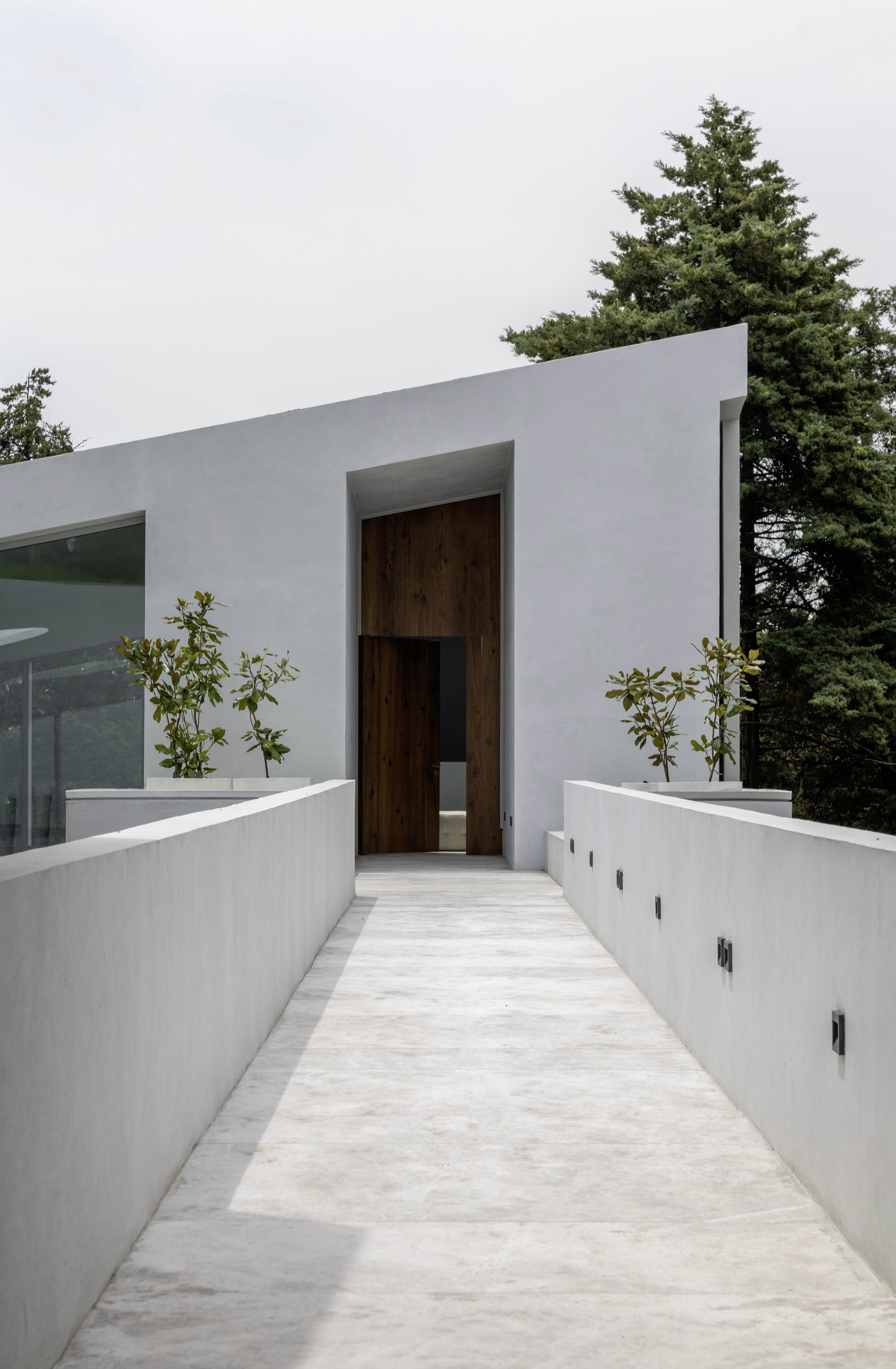 El corredor exterior junto al muro blanco