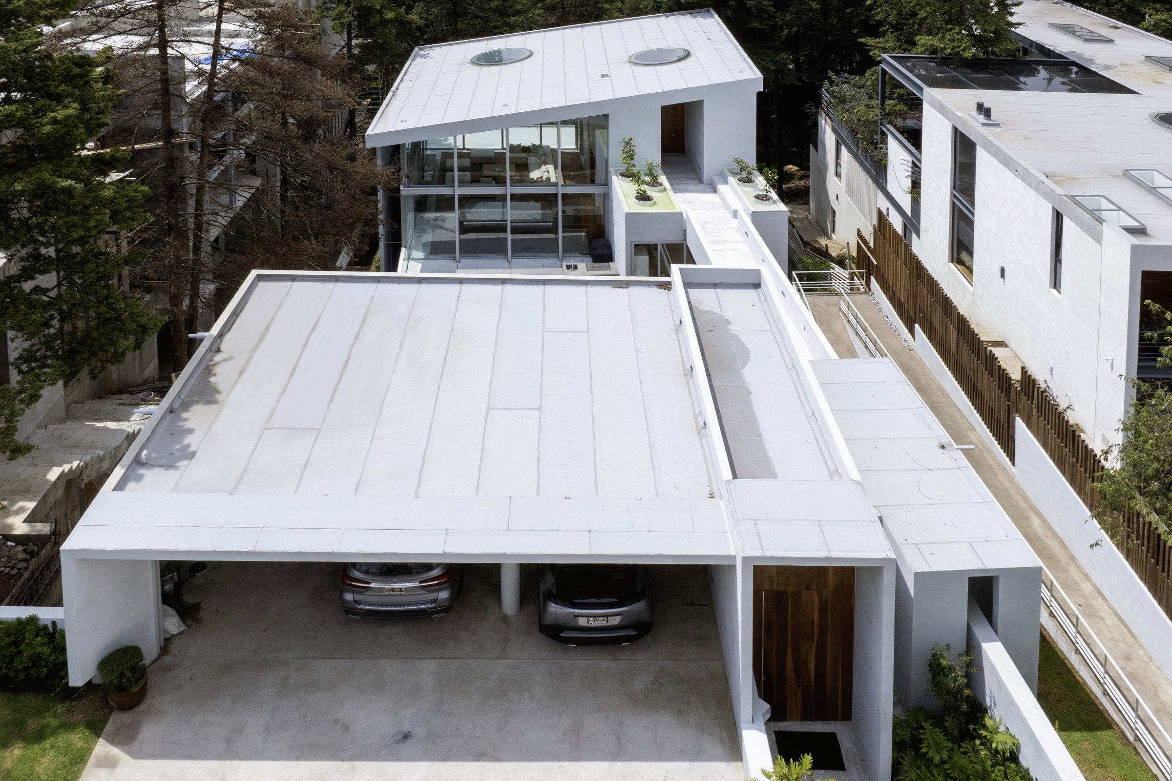 La casa desde arriba, con la terraza y el jardín