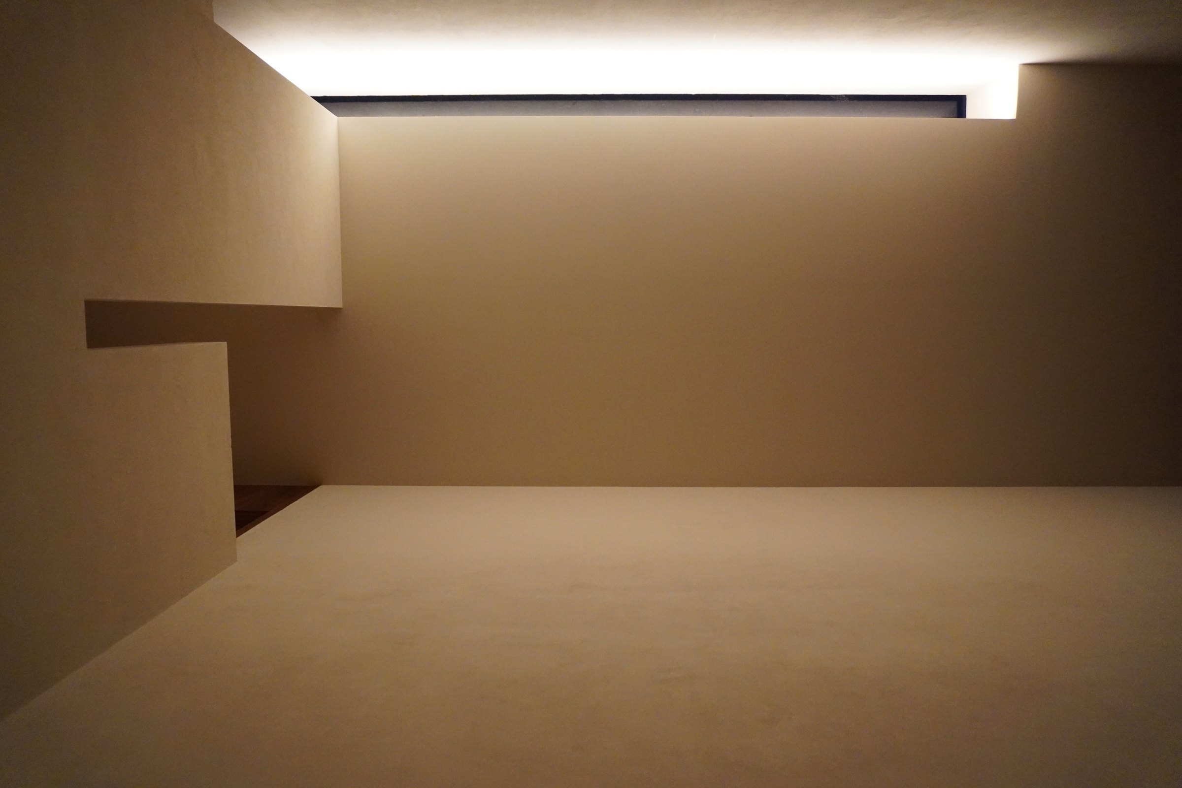 Habitación despejada, con la luz corrida a lo largo del techo