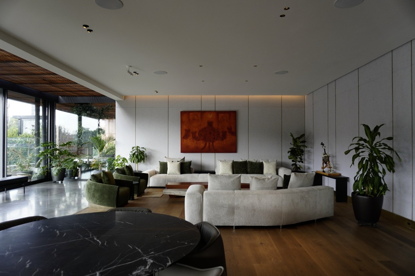 Sala con obra de arte y vegetación interior