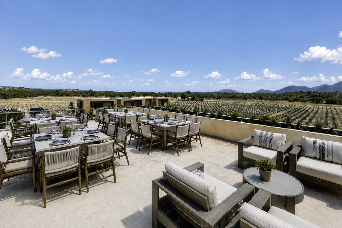 La terraza con las mesas puestas sobre el plantío de agave