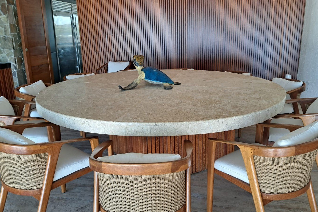 Mesa redonda de comedor con sillas de madera