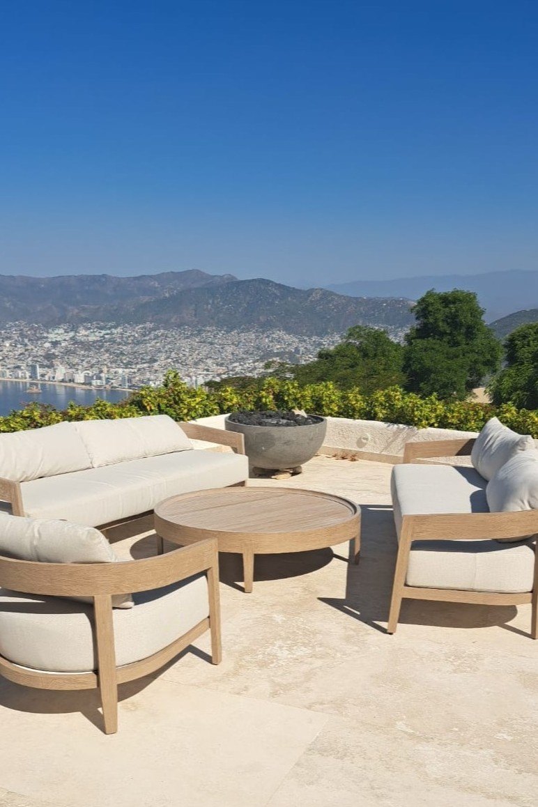 Sala de terraza con la bahía de Acapulco al fondo